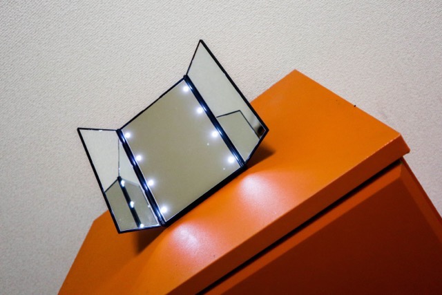 【レビュー】WYAO 三面鏡 LED付きの卓上ミラーなんてものをレビュー！