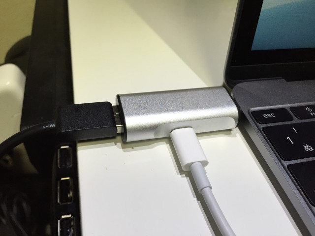 MacBook 12インチで充電とUSB同時利用のアダプタが超便利！